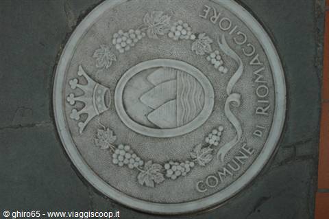 Circular stone plaque with grapes and crown, Comune di Riomaggiore