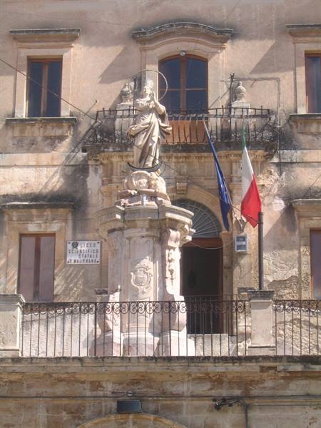 Around Noto