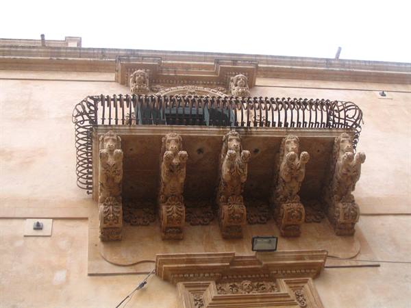 Around Noto