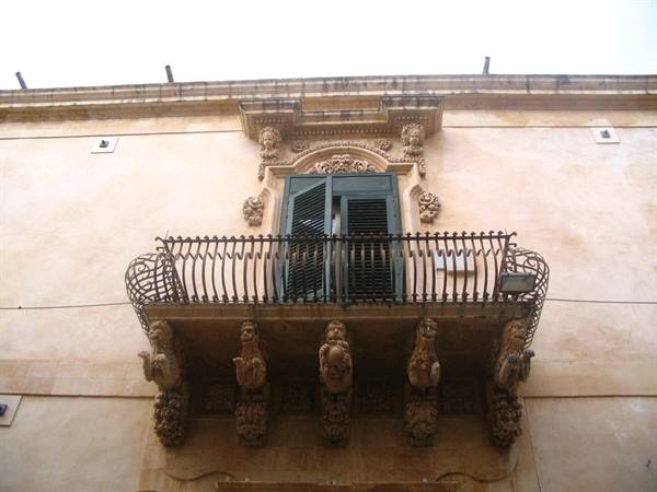 Around Noto 