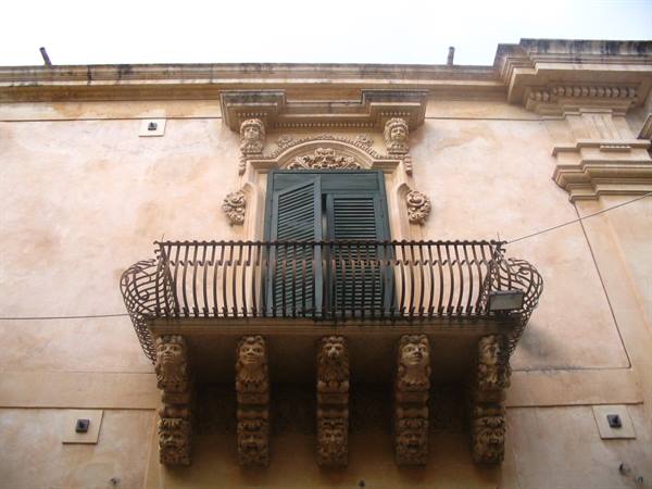 Around Noto 