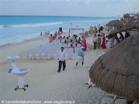 Wedding celebrated on the white beach of Cancun. Very elegant guests and barefoot.