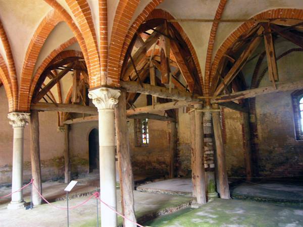red brick vaults and wooden beams over stone columns, medieval interior