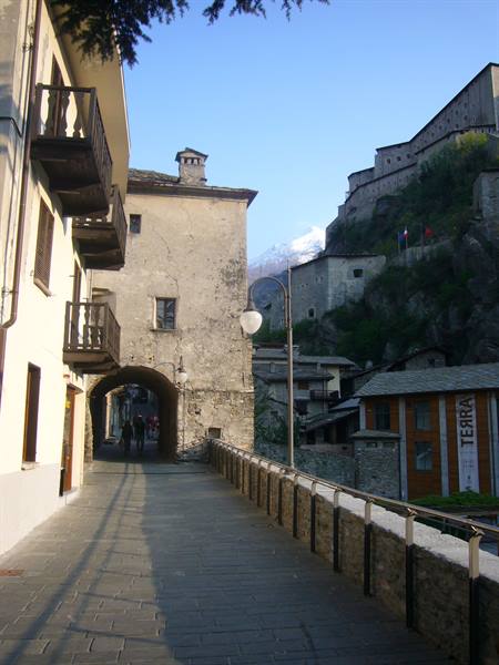 BARD THROUGH THE STREETS