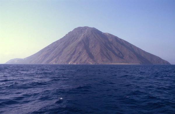 TOWARDS STROMBOLI