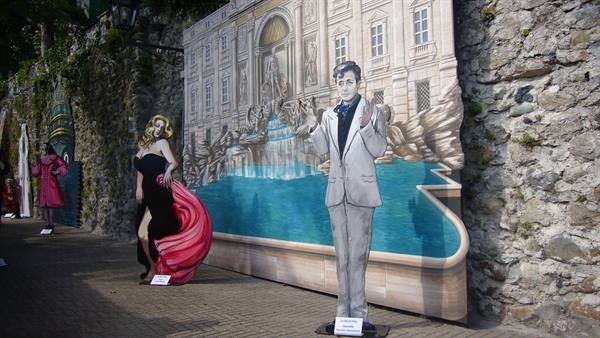 Cardboard cutouts of Mastroianni and Ekberg before a Trevi Fountain mural