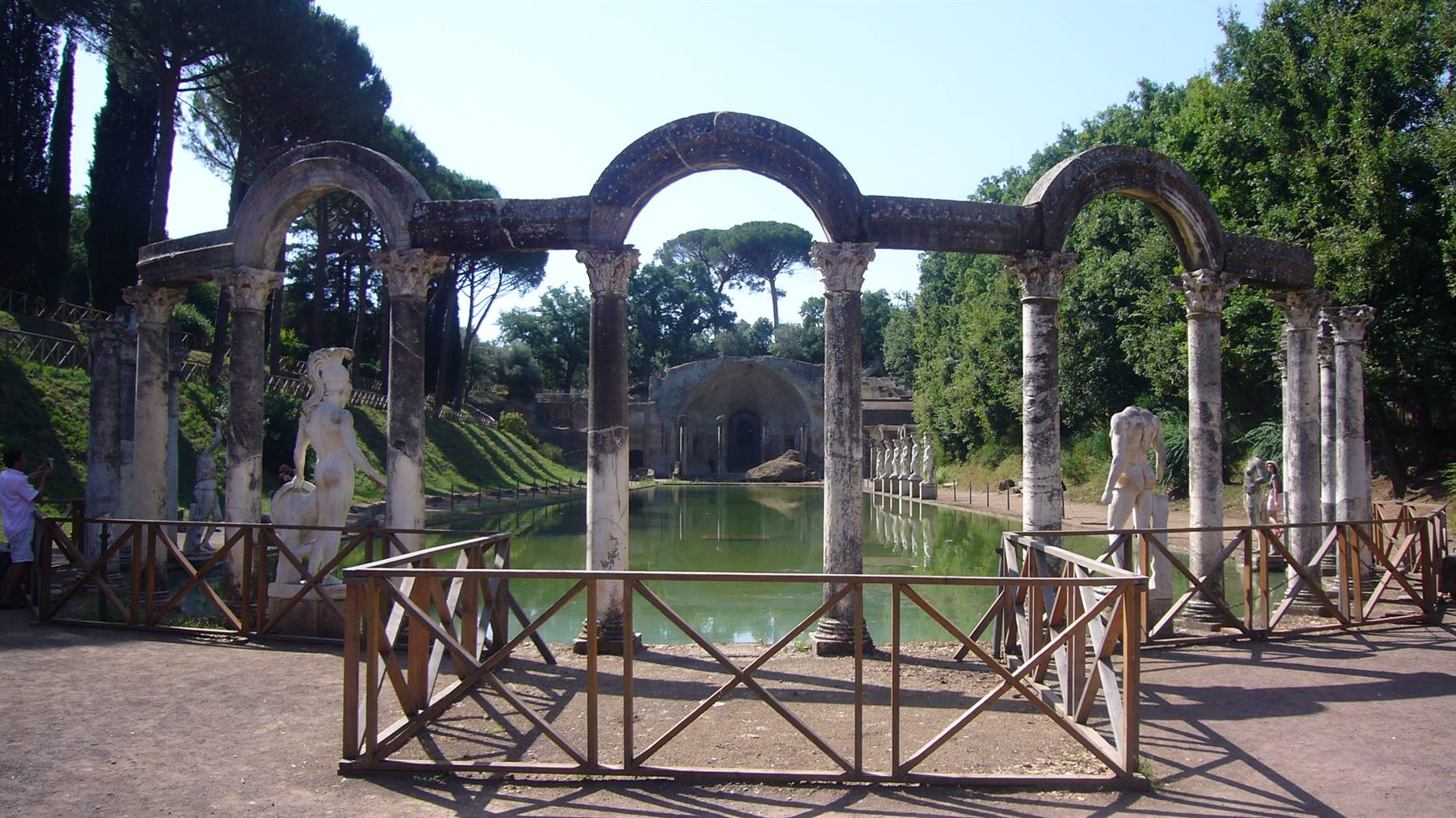 Villa Adriana: statue e colonne curvate si riflettono nello stagno del Canopo