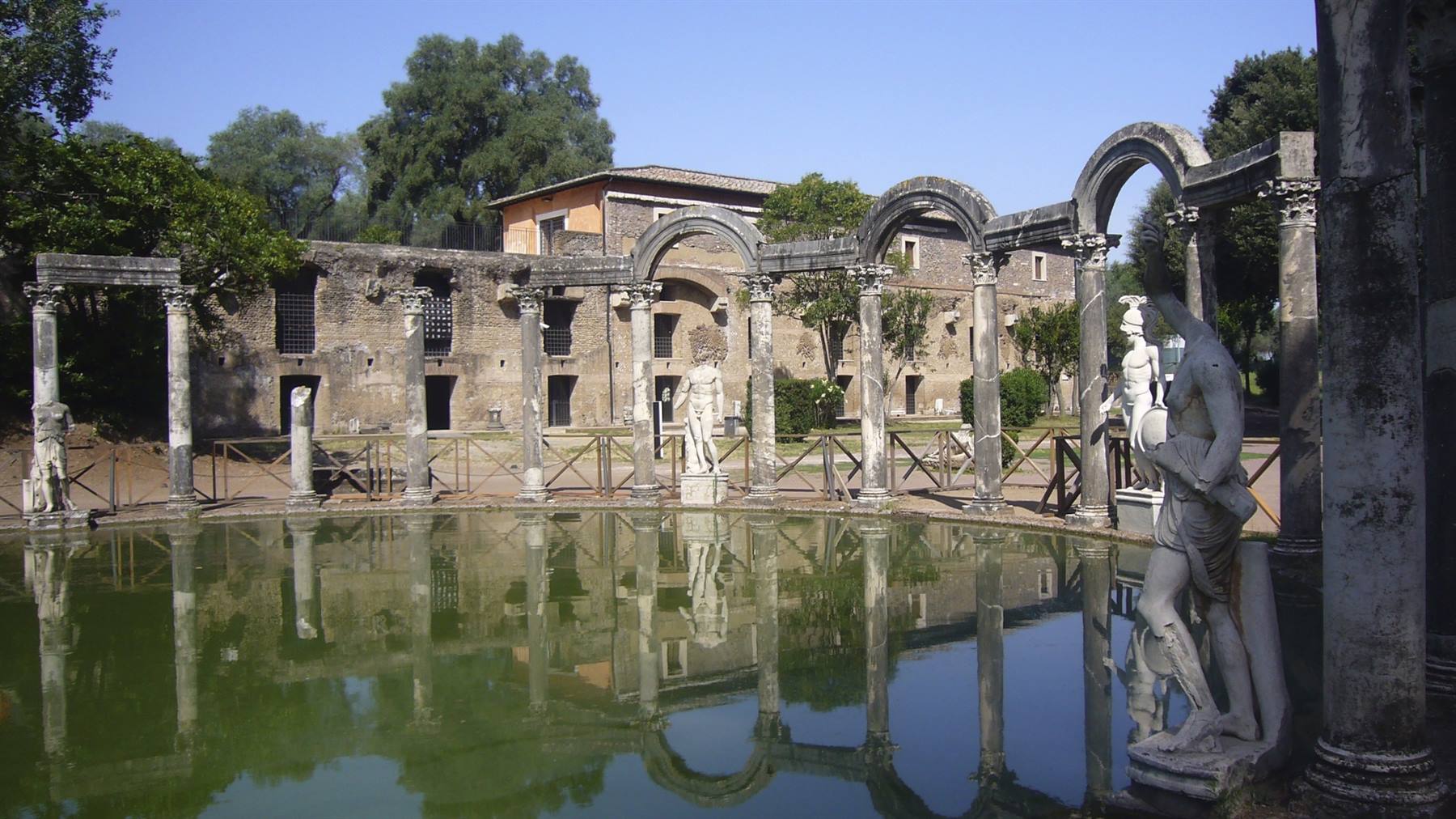 Villa Adriana: statue e archi curvi si riflettono nell'acqua del Canopo