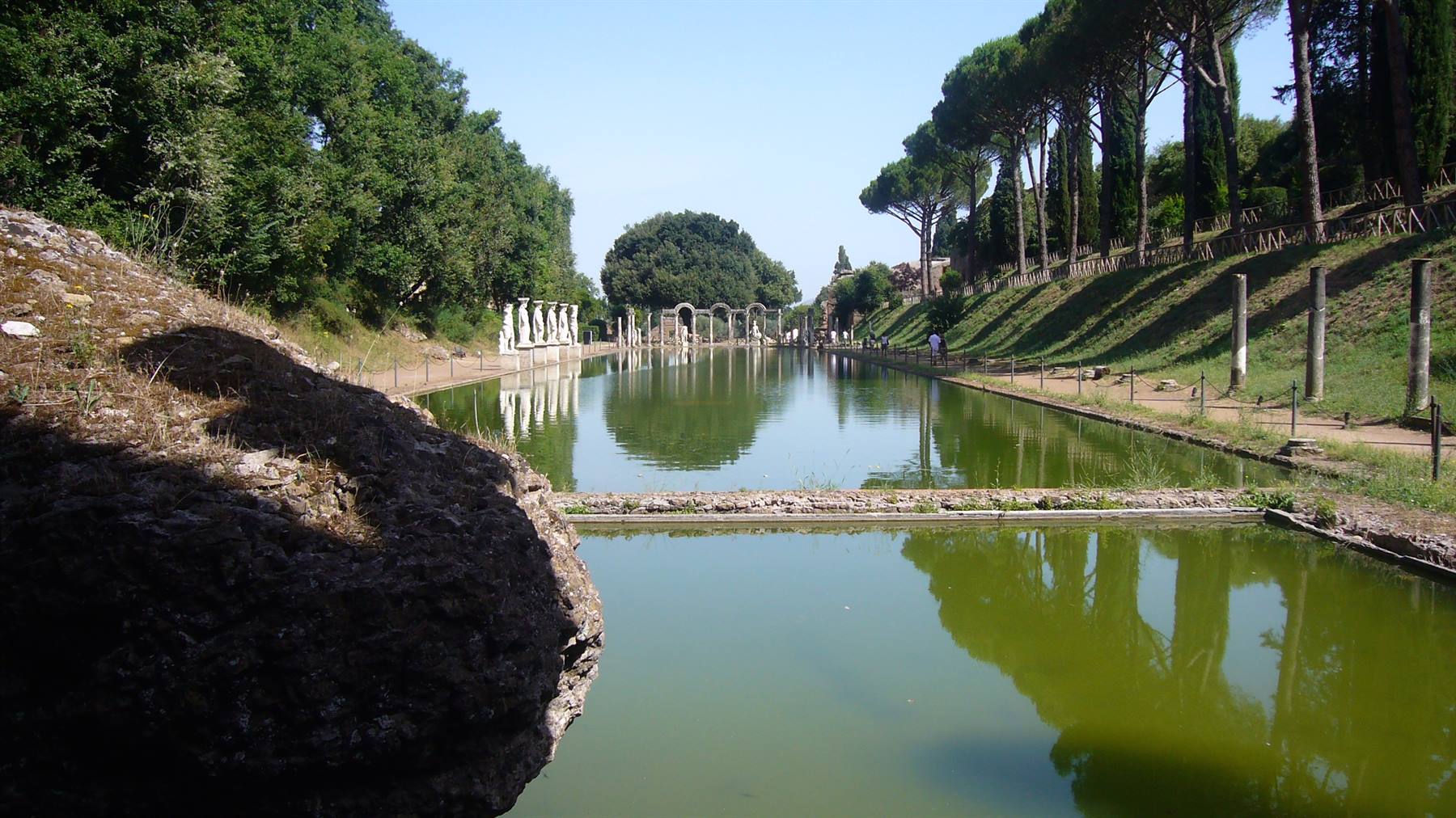 La Canopo di Villa Adriana a Tivoli, statue tra cipressi e pini riflessi nell'acqua verde