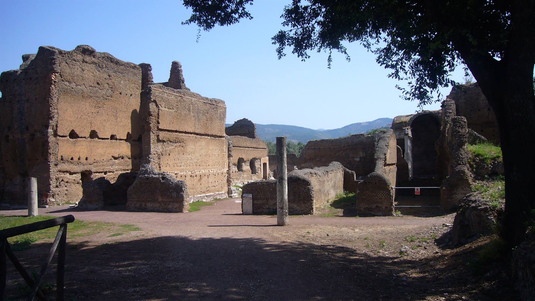 Rovine in laterizio di Villa Adriana a Tivoli, muri antichi sotto il sole