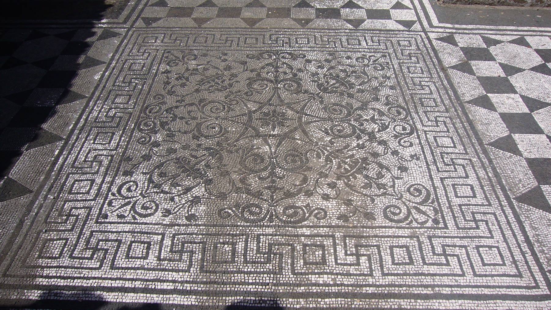 Mosaico romano in tessere bianche e nere con motivi floreali e greca, Pompei