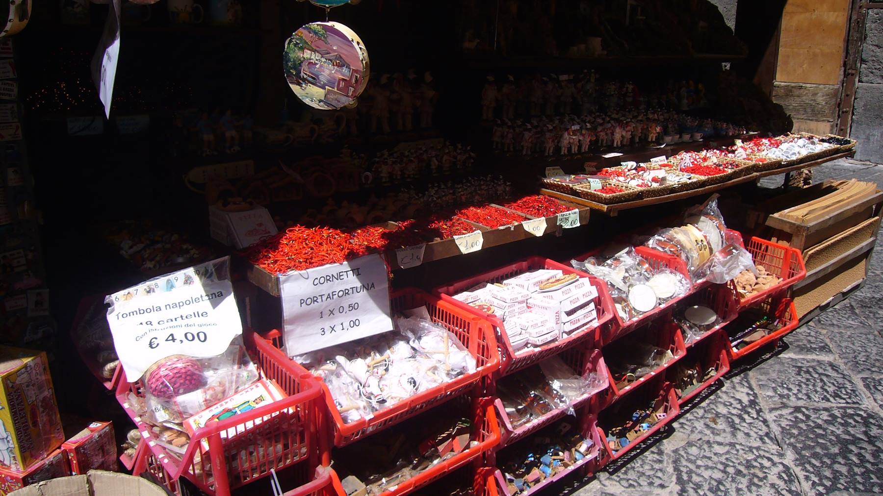 Bancarella di souvenir con coriandoli e bomba napoletana in cassette rosse