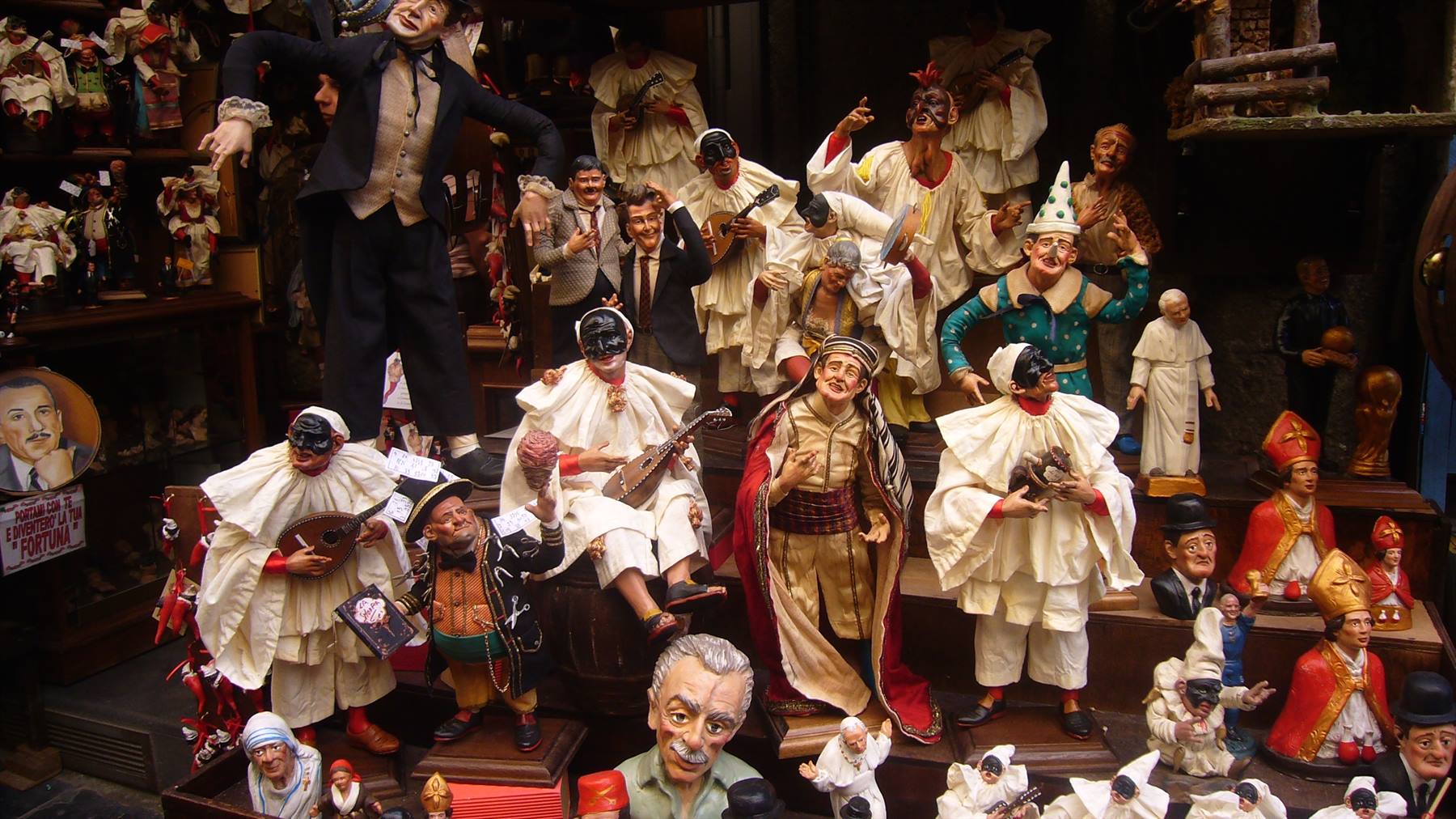Statuine di Pulcinella e presepe nella vetrina di San Gregorio Armeno a Napoli