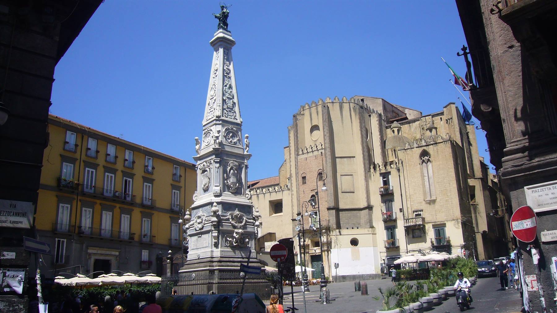 L'obelisco marmoreo dell'Immacolata in piazza del Gesù Nuovo, Napoli, sotto il cielo azzurro