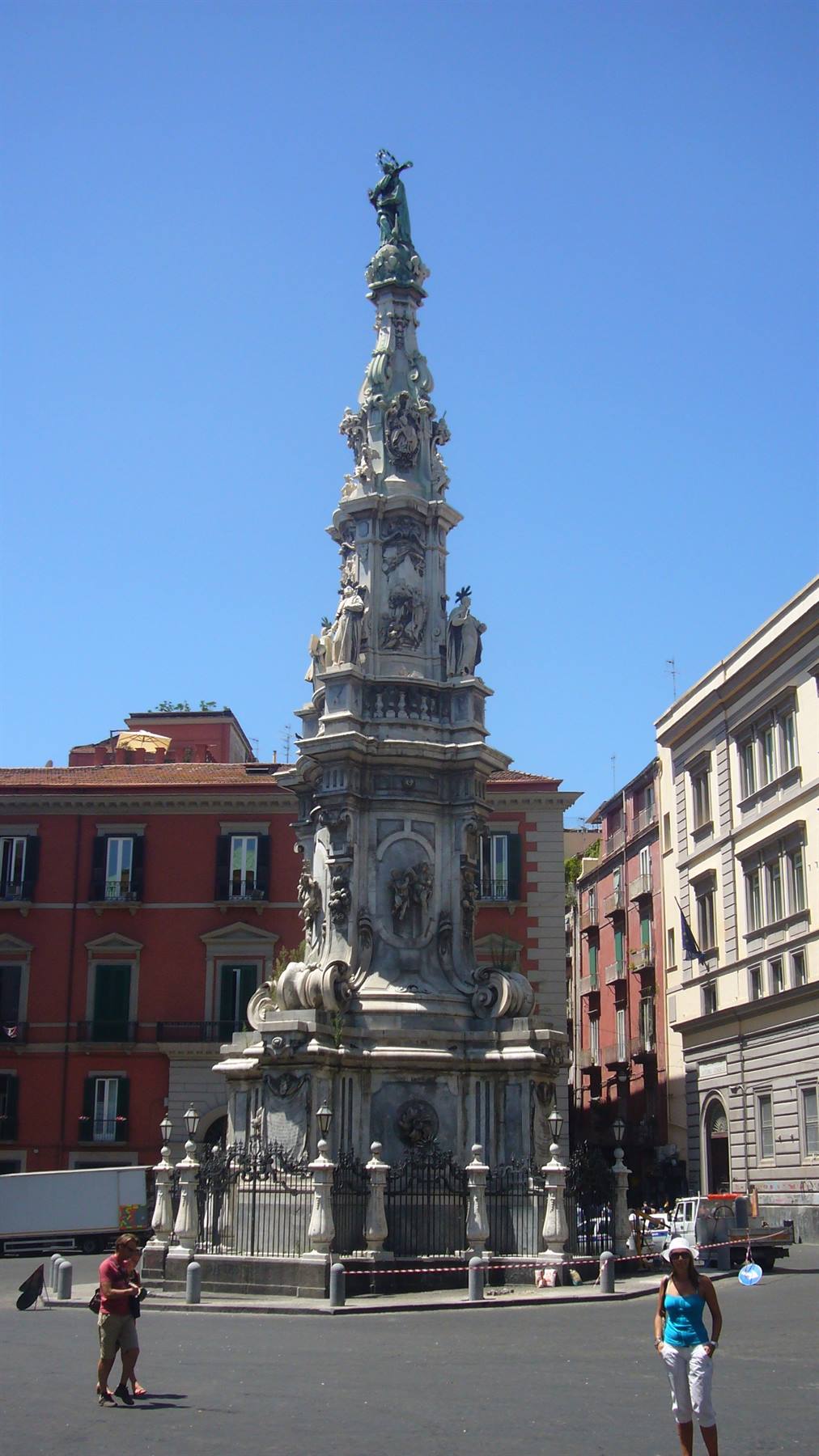 Guglia dell'Immacolata in marmo, Piazza del Gesù Nuovo, Napoli, sotto cielo azzurro