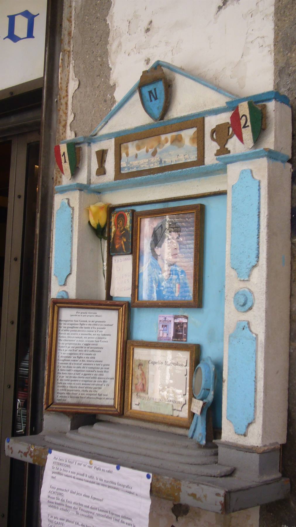 Edicola votiva azzurra con foto di Maradona, rose e commemorazioni, Napoli