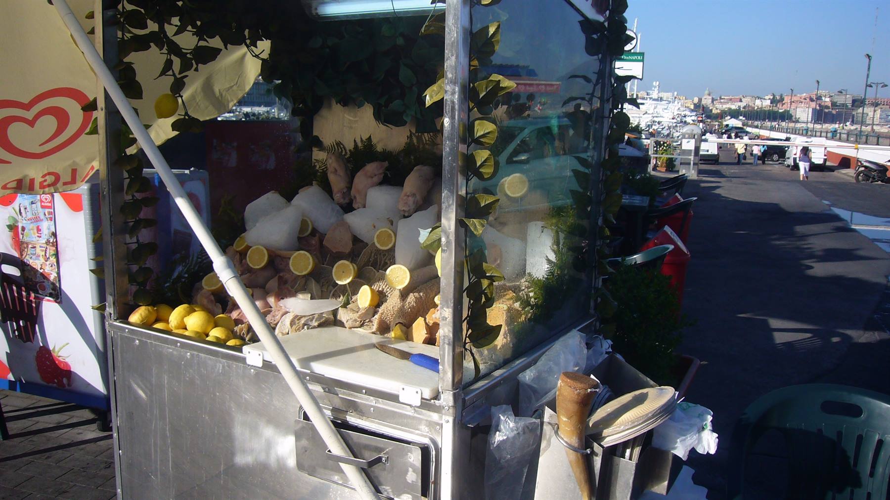 Chiosco di limoni e bibite sul lungomare di Napoli, luce intensa
