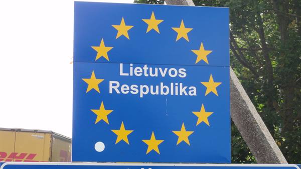 Blue border sign with yellow stars reading Lietuvos Respublika, entering Lithuania