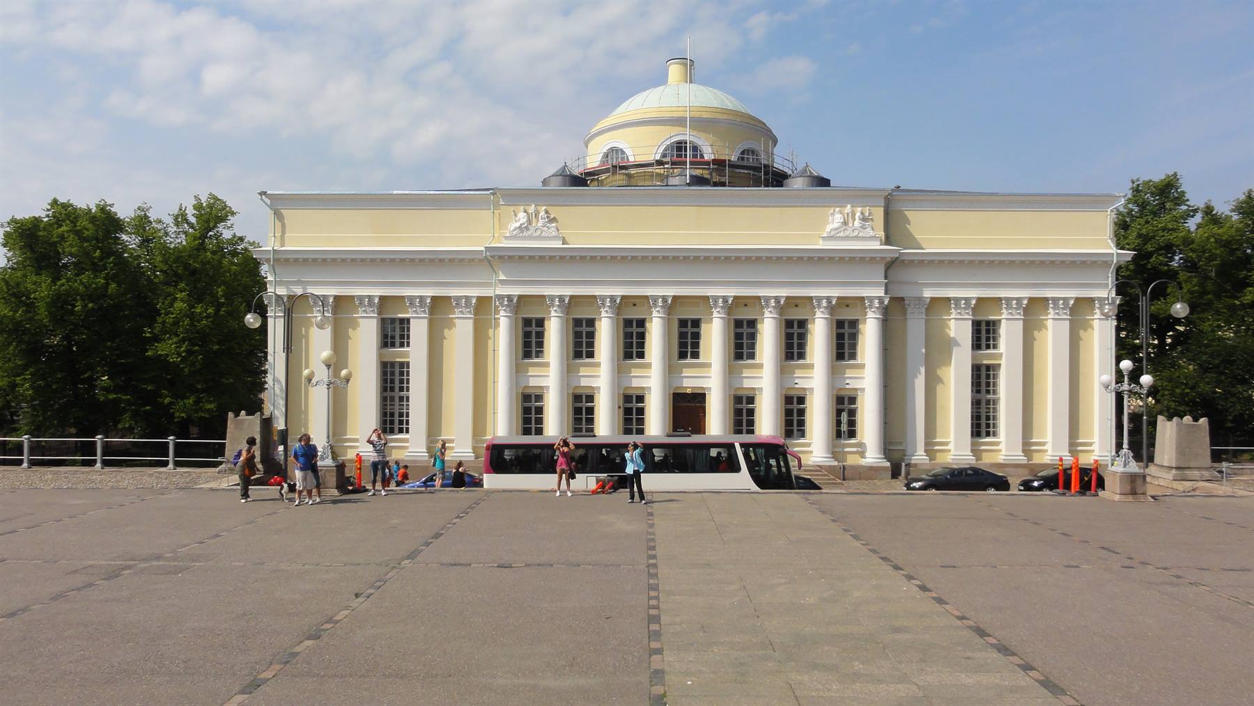 Turisti e pulmino davanti alla Biblioteca Nazionale a Helsinki