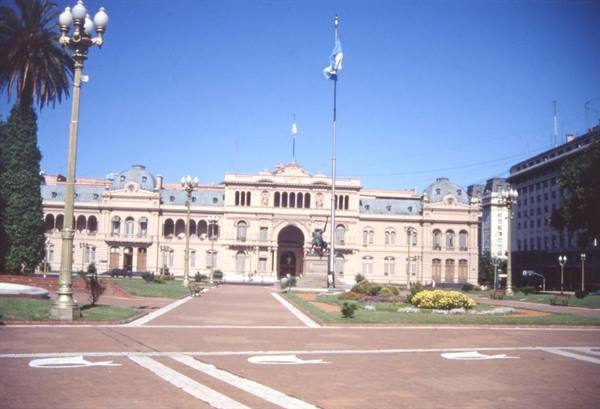 Casa Rosada in Buenos Aires, pink facade under blue sky with Argentine flag