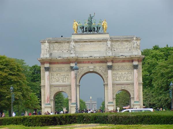 Arc de Triomphe du Carrousel in Paris with golden quadriga and tourists