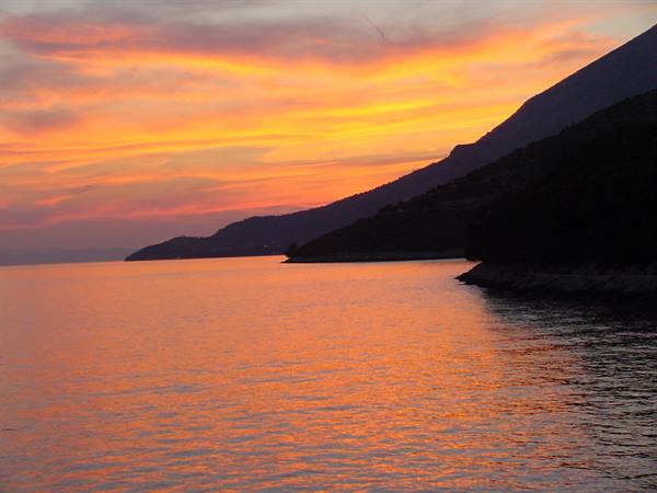 TOWARDS HVAR
