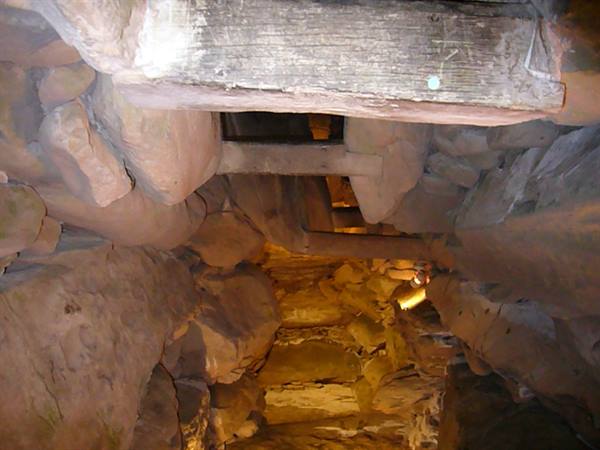 NEWGRANGE INSIDE THE TUMULUS