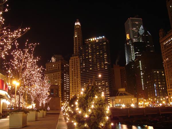 Night view of the Chicago River and Hotel 71