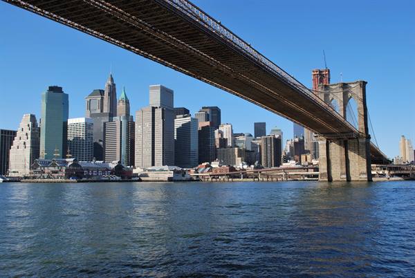The bridge seen from the Brooklyn neighbourhood