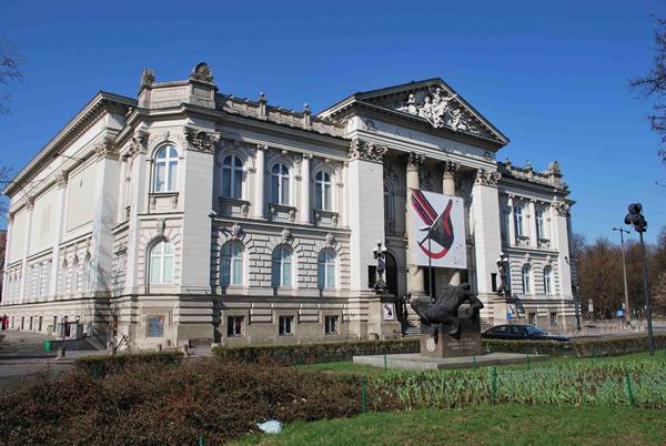 Padiglione Dakoty, Palazzo della Cultura di Katowice, sculture davanti