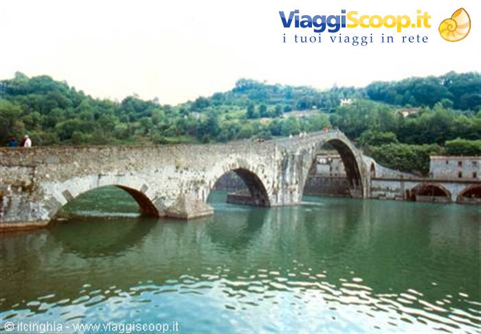 Devil's Bridge at Borgo a Mozzano, stone asymmetrical arch spanning the river