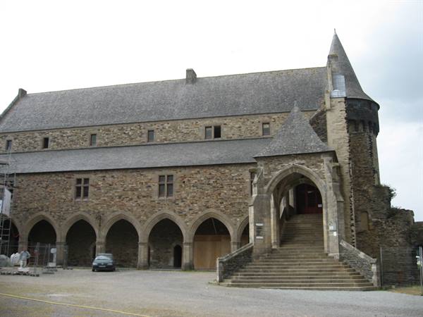 The castle of Vitre , the Town Hall !