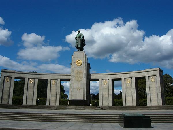 Monument to the fallen : never again war!