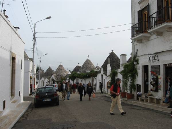 Alberobello : raiding the little shops