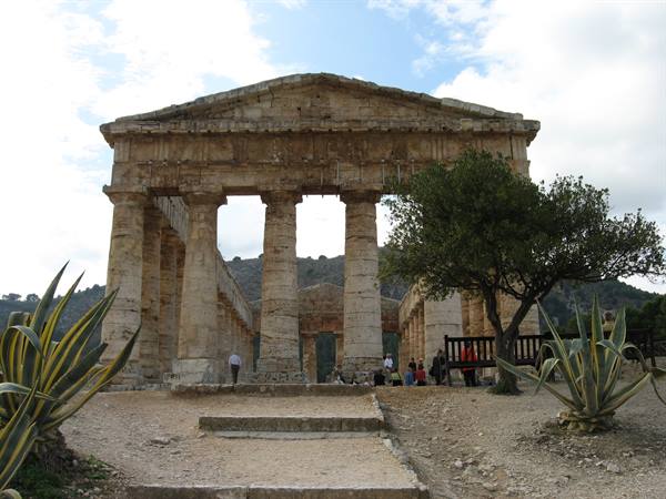 Segesta : the lonely temple