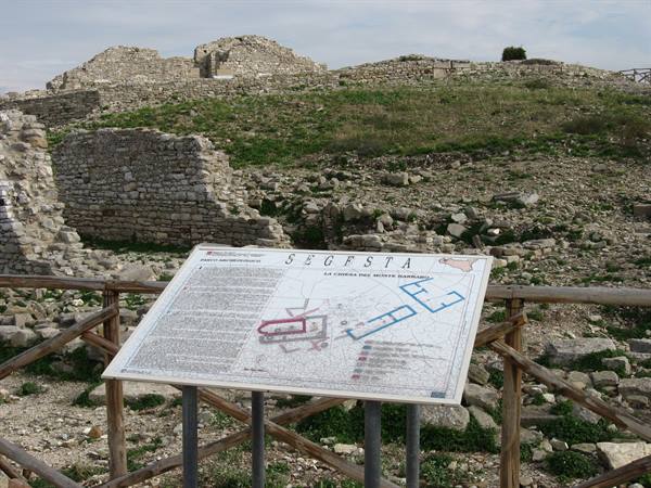 Segesta : the amphitheatre and the acropolis area