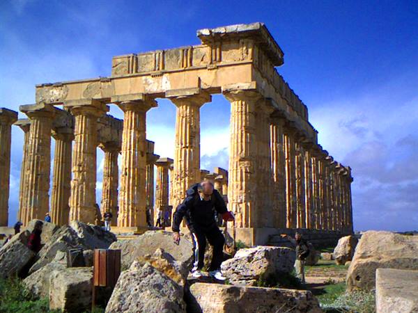 Selinunte : Temple E or of Hera ?