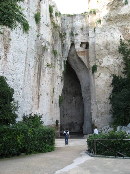 Syracuse : the Latomia and the Ear of Dionysius