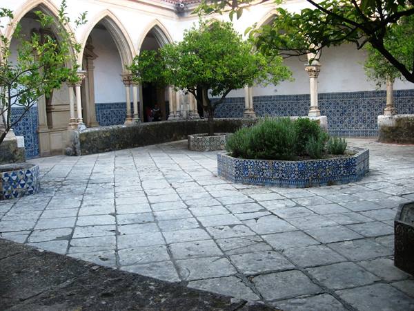 Tomar :  a cloister