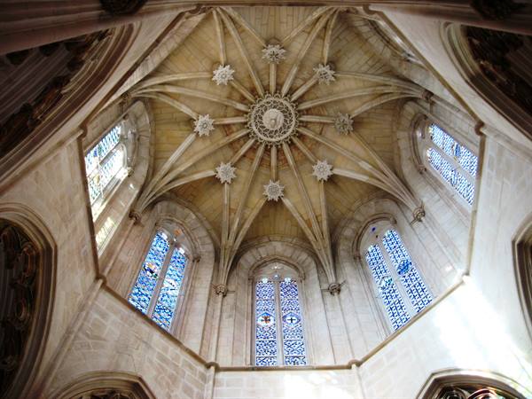 Star-shaped stone vault with stained glass windows, Batalha Monastery chapter house
