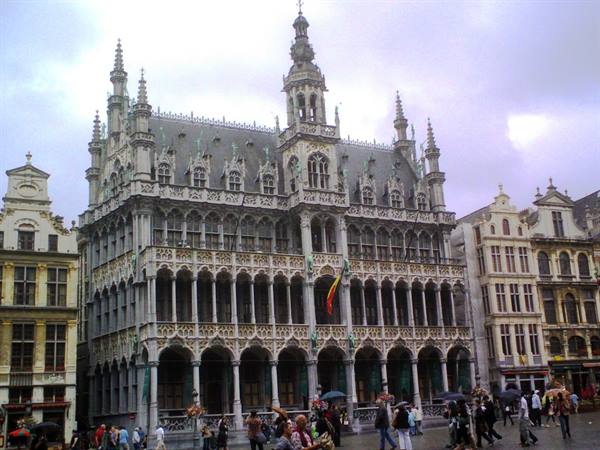 Tourists with umbrellas in front of the Maison du Roi on Brussels' Grand-Place
