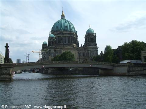 Berlin Cathedral with green dome behind a bridge over the Spree