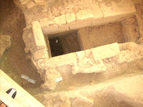 mycenaean tomb inside