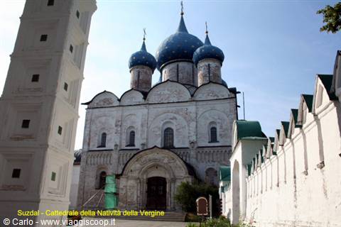 Nativity Cathedral in Suzdal, blue painted domes, white walls and bell tower