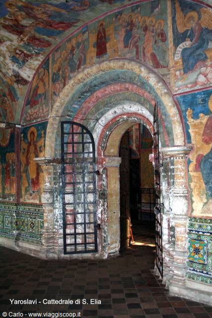 Yaroslavl, Church of Elijah the Prophet: arched portal with frescoes and wrought-iron gate