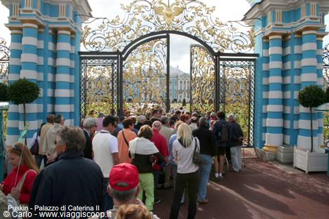 Crowd at the gilded gates of Catherine Palace, Tsarskoye Selo