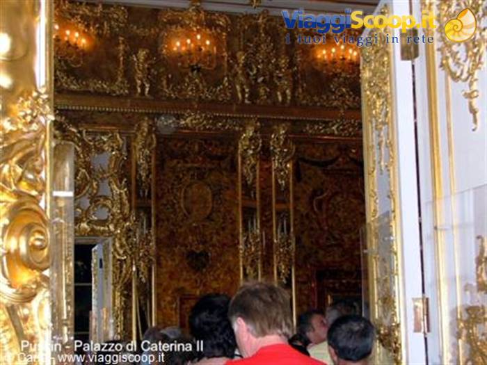 Tourists admire the gilded interiors of the Catherine Palace in Pushkin
