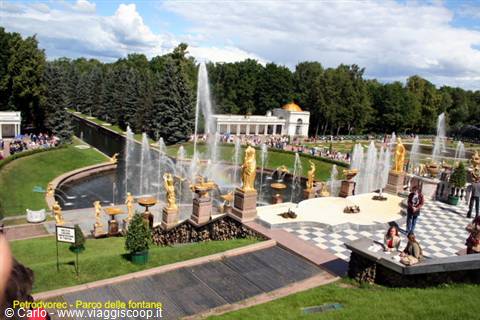 Peterhof: golden fountains and water jets in the park under cloudy skies
