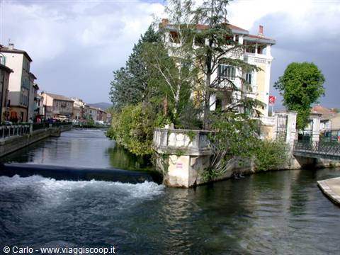 L'Isle-sur-la-Sorgue: the Sorgue river rushes past houses and trees
