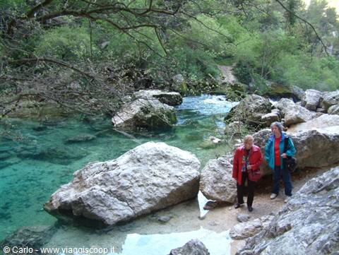 Two women in red and blue jackets by the Sorgue river, Fontaine-de-Vaucluse